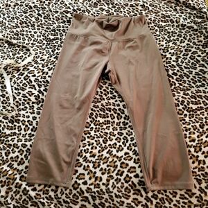 Yogauru Olive green cropped leggings